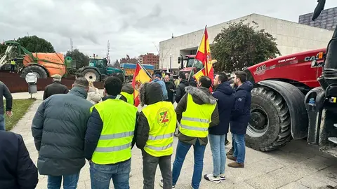 agricultores y ganaderos en la protesta de las Cortes (2)