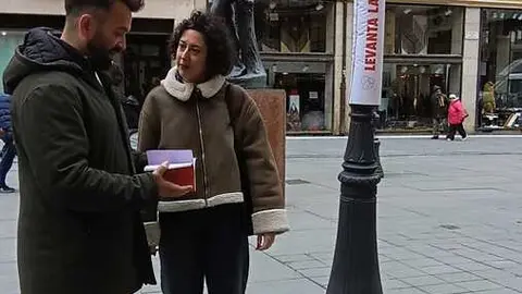 Gagos y Santos en la farola con la publicidad que anuncia la nueva temporada del teatro