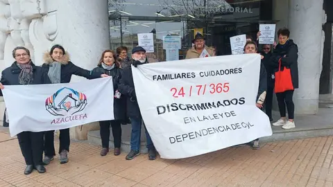 Cuidadores protestan frente a la Delegaci&oacute;n de la Junta en Zamora