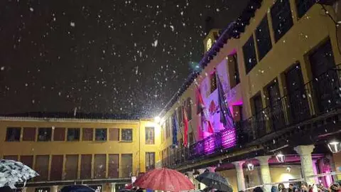 P&uacute;blico y motoristas aguantan bajo la nieve