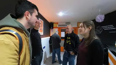 Alba Escudero charla con alguno de los participantes
