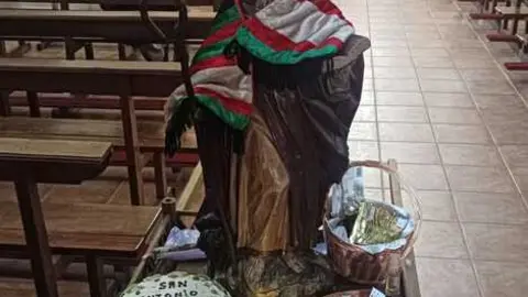 Imagen de San Ant&oacute;n con algunos productos de la subasta