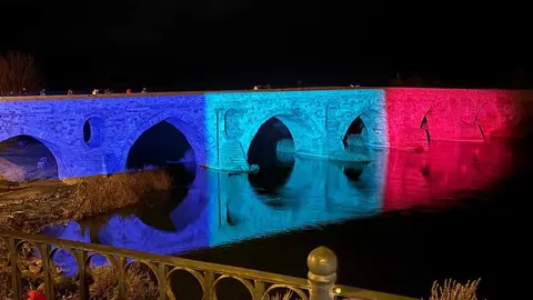 pruebas de luces en el Puente de Piedra