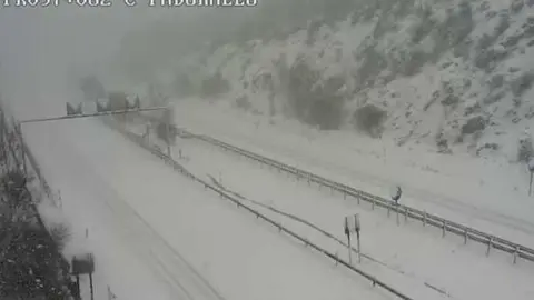 A-52, a la altura de Padornelo, completada nevada