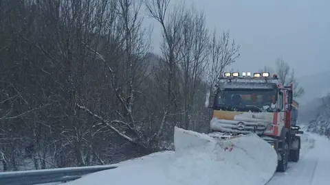 M&aacute;quina quitanieves trabajando en una v&iacute;a auton&oacute;mica