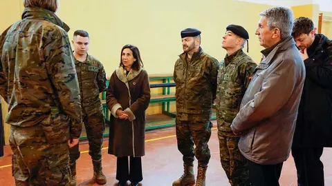 La ministra de Defensa, Margarita Robles, conversa con los militares ucranianos que se instruyen en la Academia de Infanter&iacute;a de Toledo