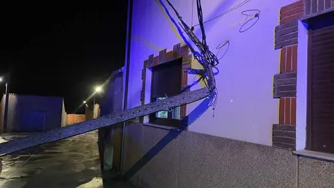 Los Bomberos del Parque de Benavente intervienen por la ca&iacute;da de un poste el&eacute;ctrico en Castrogonzalo (2)