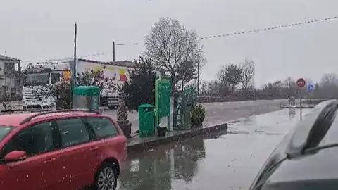 Entorno de la gasolinera de Puebla de Sanabria con nieve