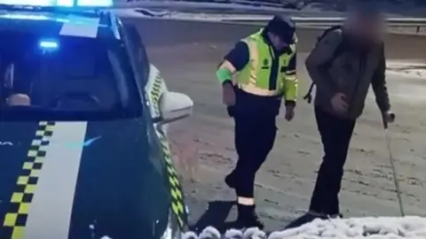 La Guardia Civil de Zamora traslada a dos pacientes de una ambulancia de Galicia averiada en pleno temporal