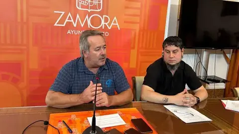 El concejal Diego Bernardo, acompa&ntilde;ado del alcalde, durante la presentaci&oacute;n en rueda de prensa del nuevo Reglamento Org&aacute;nico. Imagen Archivo
