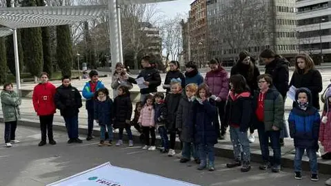 El Colegio Trilema Zamora llena la Marina de mensajes de paz y convivencia (4)