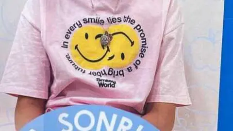 Cartel solidario con la imagen de Mar&iacute;a