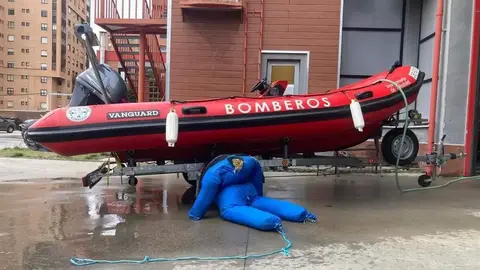 Maniqu&iacute; de paja rescatado del r&iacute;o Pisuerga por los Bomberos de Valladolid. Imagen Valladolid Plural