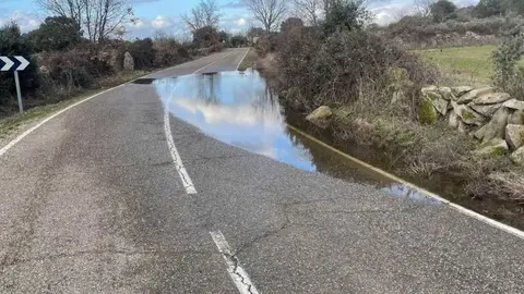 Acumulaci&oacute;n de agua en una de las carreteras de la provincia