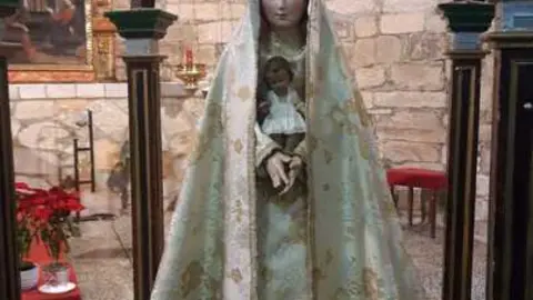 La Virgen con una de las tartas que se repartieron por las Candelas