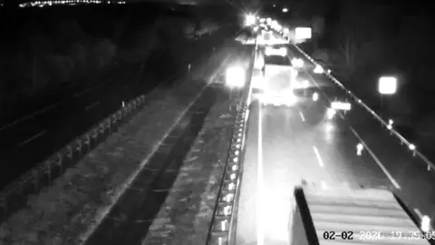 retenci&oacute;n de camiones en la autovia por la nieve