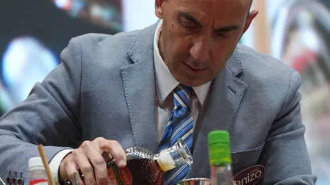 El barman ganador de la edici&oacute;n anterior, preparando su c&oacute;ctel
