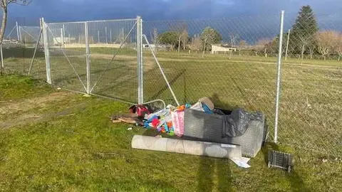 Morales del Vino residuos junto al ceemntario - imagen redes