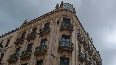 Reloj en el edificio del Banco Sabadell