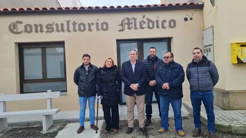 Autoridades en el Consultorio M&eacute;dico de Madridanos