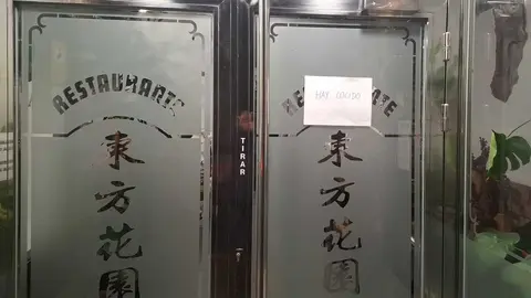 Restaurante asi&aacute;tico con el cartel de "Hay Cocido"