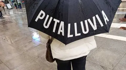 Una mujer en la calle Santa Clara con su particular paraguas