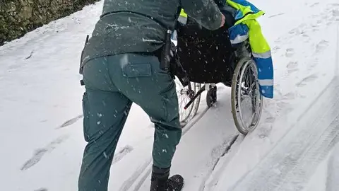 Un agente del Seprona traslada a la paciente en silla de ruedas a su domicilio
