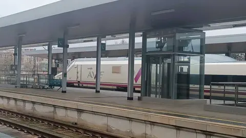 AVE en la estaci&oacute;n de ZAmora esta misma ma&ntilde;ana