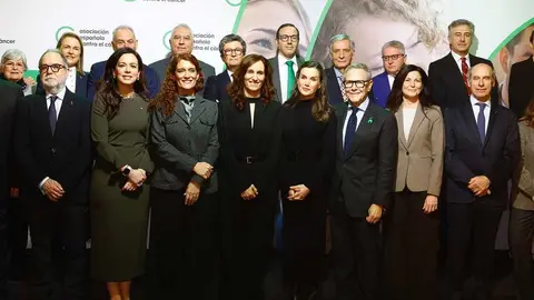 La ministra de Sanidad, M&oacute;nica Garc&iacute;a, y Su Majestad la Reina, en el acto organizado por la Asociaci&oacute;n Espa&ntilde;ola contra el C&aacute;ncer
