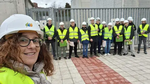 2026-02-12- Noem&iacute; Alonso junto a los alumnos en la subestaci&oacute;n &Aacute;vila