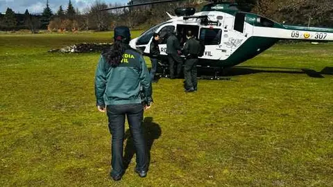 Helic&oacute;ptero de la Guardia Civil en Barjacoba