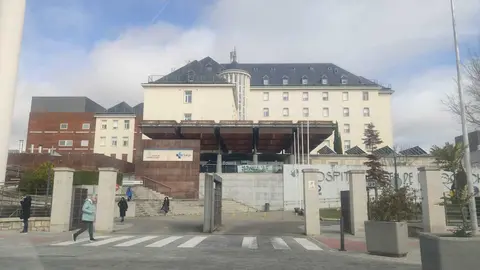 Pancarta que anuncia la huelga de m&eacute;dicos en en Hospital Virgen de la Concha