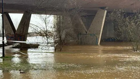 el r&iacute;o Duero a su paso por Zamora en un d&iacute;a nublado 