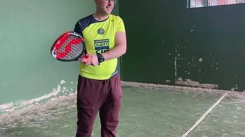 Javier con su paleta de p&aacute;del