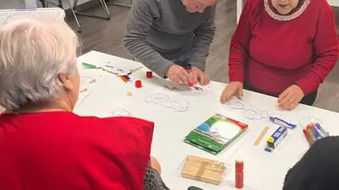 Cruz Roja Zamora talleres m&aacute;s caras de carnaval personas mayores