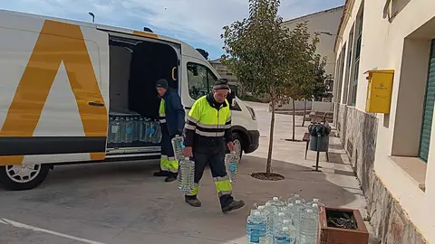 Reparto de agua embotellada en San Pedro de la Nave