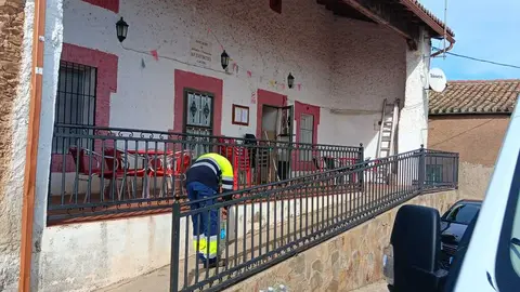 Reparto de agua embotellada en un pueblo de Zamora. Imagen de archivo