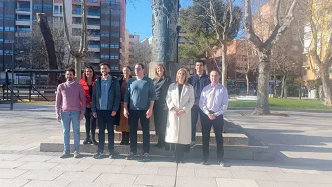 Candidatos del PSOE posan frente al Miliario de la Plaza de la Marina