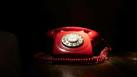 Tel&eacute;fono rojo - imagen de archivo