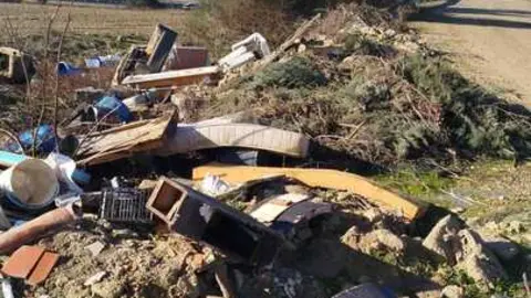 Escombros en una parcela de titularidad municipal en Toro - imagen Ayt de Toro