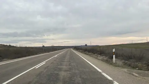 CL-612 entre Zamora y Villalpando, con el asfalto visiblemente deteriorado (2).