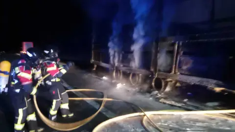 un cami&oacute;n arde en plena A52 (2)