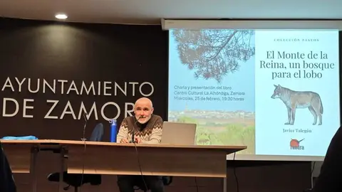 Javier Taleg&oacute;n durante la presentaci&oacute;n de su libro en la Alh&oacute;ndiga