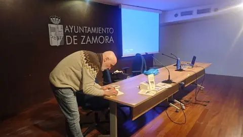 Javier Taleg&oacute;n firma ejemplares de su libro