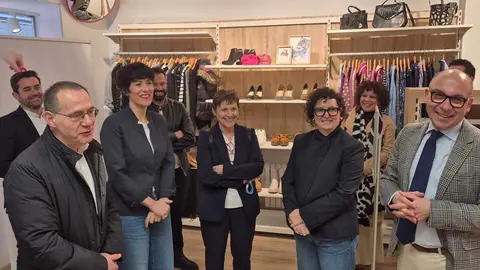 Visita de Elma Saiz a la tienda de Moda re- de C&aacute;ritas Diocesana de Zamora