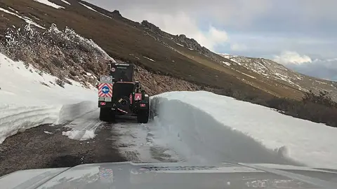 M&aacute;quina retira la nieve de la v&iacute;a