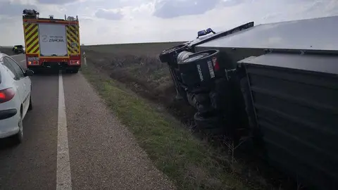 Vuelca un cami&oacute;n frigor&iacute;fico . imagen de archivo