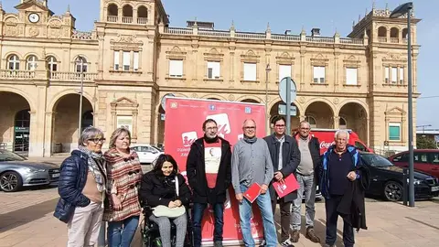 Acto electoral de IU frente a la estaci&oacute;n de tren de Zamora con la presencia del diputado nacional F&eacute;lix Alonso