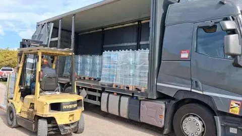 Cami&oacute;n con agua embotellada en Fermoselle