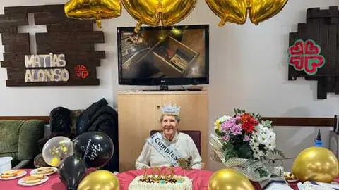 Andrea Carro posa en la residencia con su corona y sus 100 a&ntilde;os